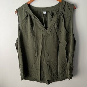 Old Navy V-Neck Tank Size XL
